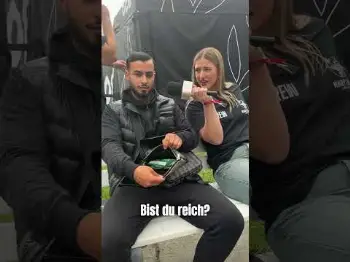Screenshot of the Video "Seine Tasche war clean 💚 #shorts#whatsinyourbag"