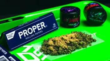 Screenshot of the Video "5 GRAM STATIC HASH HOLE To The Face!!!"