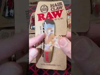 Screenshot of the Video "RAW CLAW holds hair HIGH! 😂"