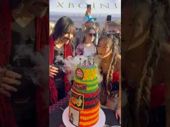 Screenshot of the Video "Birthday cake got flavors 🎂💨"