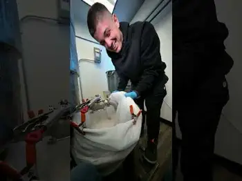 Screenshot of the Video "LEGAL ROSIN LAB in San Diego!  #rosinevolution"